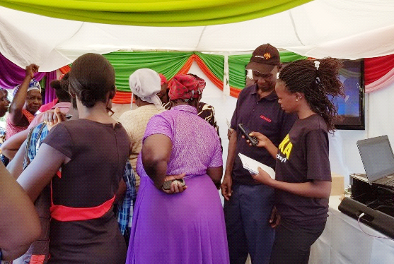 Community members sign up for Fafanuka © Kenya NCD Alliance