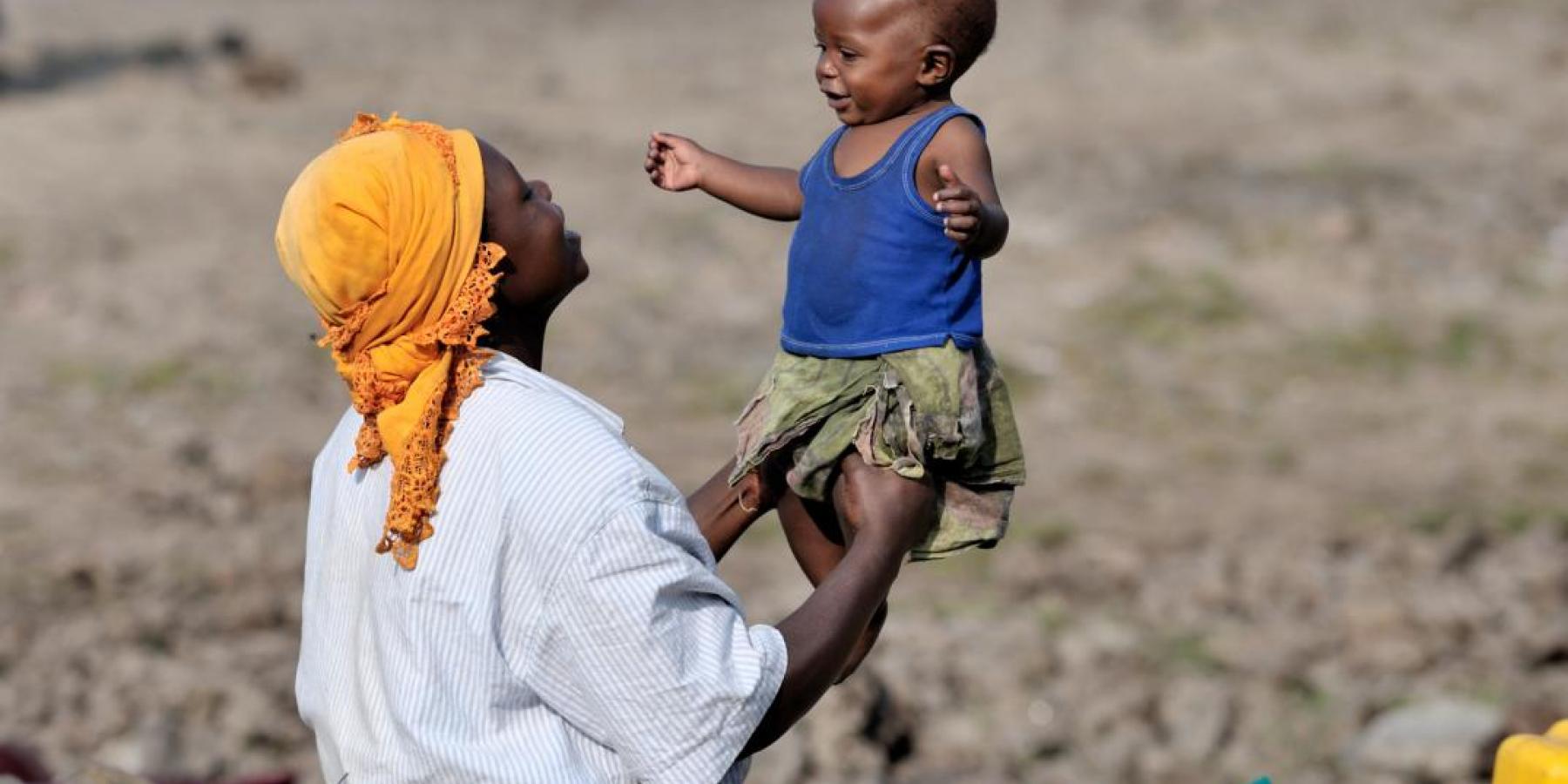 A woman displaced by fighting in the Democratic Republic of Congo in 2008, takes refuge and plays with her child © 2008 Paul Jeffrey, Courtesy of Photoshare