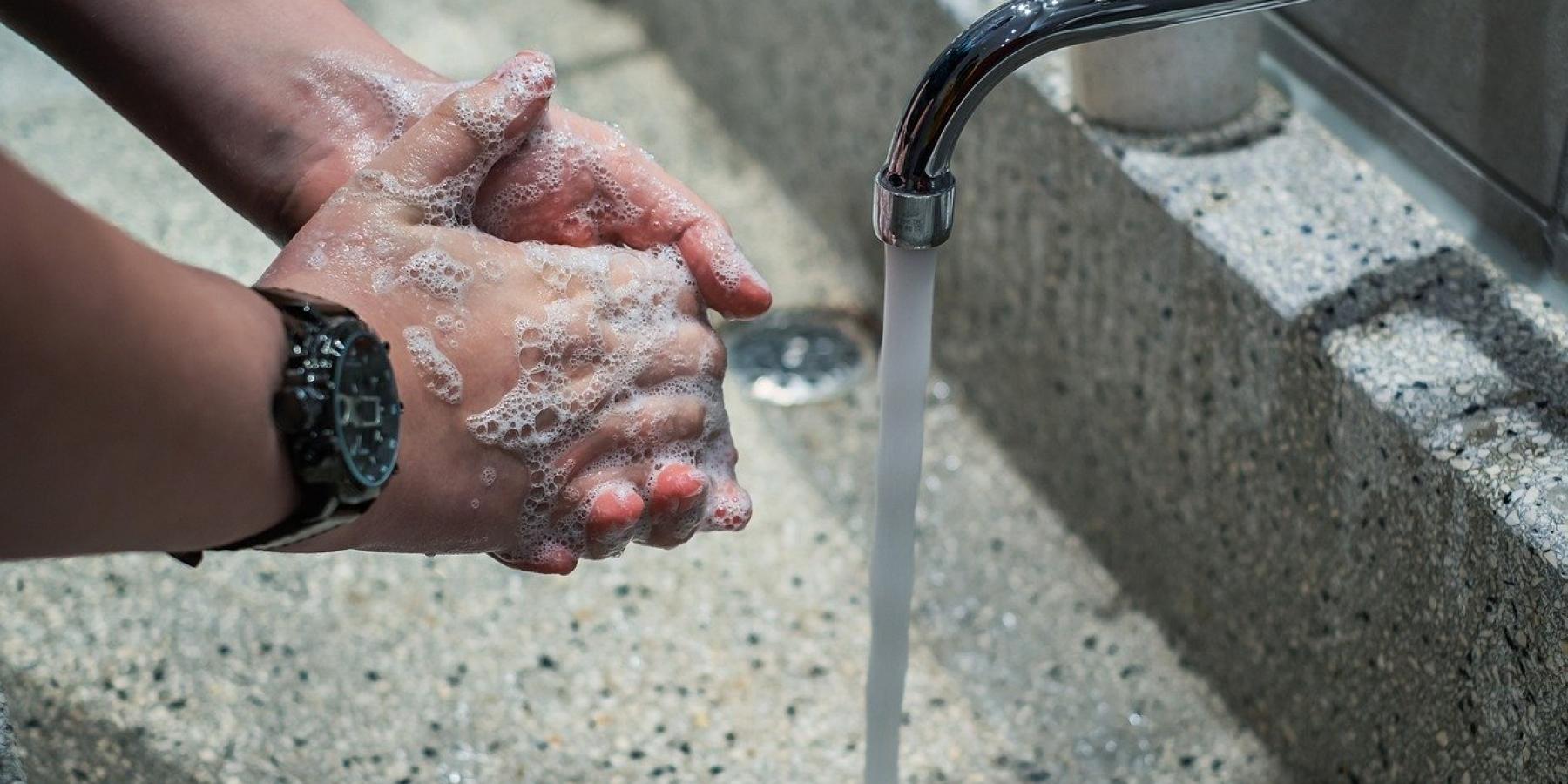 Man washing hands ©️ Pixabay