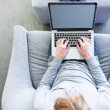 Woman with computer ©️ Shutterstock