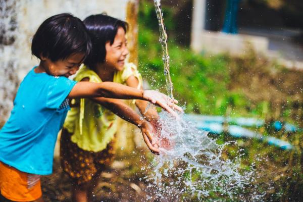 Para crecer sanos, los niños necesitan sentarse menos y jugar más.